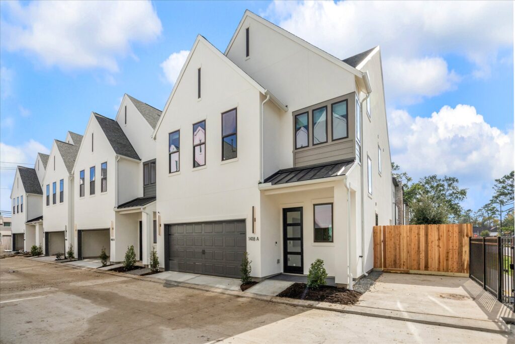 Row of modern white townhouses by Autograph Homes, a top home builder in Greater Houston area.